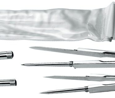 In ottone cromato, completi di salvapunte e custodia.