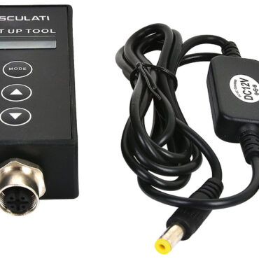 Il programmatore può configurare i sensori di livello NMEA 2000 tipo 27.165.xx e similari, cambiandone la destinazione di utilizzo.Tramite il programmatore si può:1) Impostare il sensore come: Carburante; acque chiare; acque grigie; acque nere.2) Assegnare il numero di serbatoio (1,2,3 etc.).3) Attribuire la capacità in litri o volume del serbatoio.Integrando il programmatore nella rete NMEA2000 dell’imbarcazione, La configurazione può avvenire senza dover agire direttamente sul sensore di livello.Per integrare il programmatore nella rete NMEA2000, bisogna utilizzare un cavo Micro-C NMEA2000, il collegamento richiede uno slot libero nella rete NMEA2000.