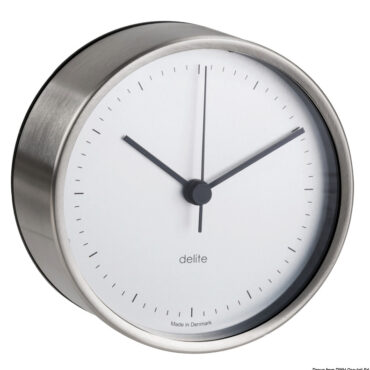 Carcassa realizzata in acciaio inox satinato.Sistema di fissaggio a parete incluso.