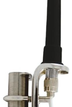 Guadagno 1db. Particolarmente indicata per scafo da regata. Completa di 18 m di cavo e squadretta.