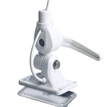 Base a doppio snodo in nylon rinforzato resistente a raggi UV con bloccaggio a leva per pulpito o ponte. Foro per cavo coassiale e passacavo per GPS. Utilizzabile con antenne autoportanti non più lunghe di 2,40 mt. Filettatura standard 1”x14.
