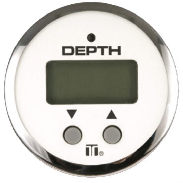 Legge da 0,7 a 61 m fino ad una velocità di 101 km/h (63 mph). Display LCD polarizzato. Scala in metri o piedi a scelta. Funzioni d'allarme di minima e massima profondità + sia sonoro che ottico. Potenza max 250 watt. Trasduttore di poppa da 200 khz con cavo da 9 m. Possibilità di calibrare la profondità tenendo conto dell'immersione della barca (keel offset).