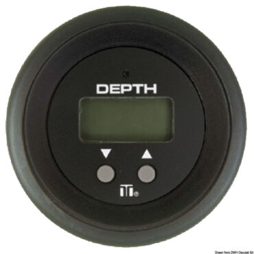Legge da 0,7 a 61 m fino ad una velocità di 101 km/h (63 mph). Display LCD polarizzato. Scala in metri o piedi a scelta. Funzioni d'allarme di minima e massima profondità + sia sonoro che ottico. Potenza max 250 watt. Trasduttore di poppa da 200 khz con cavo da 9 m. Possibilità di calibrare la profondità tenendo conto dell'immersione della barca (keel offset).