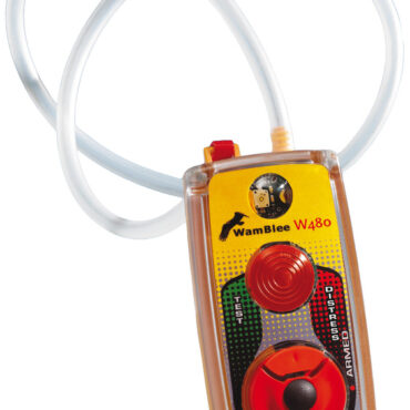 Il dispositivo W480 è un sistema di segnalazione Uomo a Mare ad uso personale classe M.Si installa sul giubbotto autogonfiabile o sulla cerata; si attiva entro 10 secondi dalla caduta in mare.Tramite il ricevitore GPS al suo interno è in grado di allertare e comunicare via DSC e AIS la posizione del naufrago.•