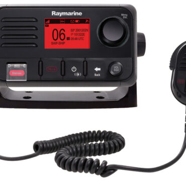 Combina un potente sistema di comunicazione a dimensioni così ridotte da poter essere installato praticamente ovunque.- Potenza di trasmissione 25W;- ricetrasmettitore DSC classe D;- possibilità di integrazione con il resto della strumentazione di bordo tramite NMEA0183 o NMEA2000;- tasto DSC per trasmettere dati di posizione GPS e mayday digitale;- tasto canale 16 dedicato;- connettività NMEA0183 e NMEA2000;- grande schermo LCD retroilluminato;- impermeabilità IPX6 e IPX7.Include il GPS integrato con possibilità di aggiungere antenna GPS passiva esterna.