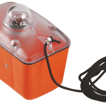 Si attiva automaticamente a contatto dell’acqua. Fuori dall’acqua non si accende se bagnata dalla pioggia e in qualsiasi posizione venga conservata. Regolamentare per diporto (D.M. 385/99). Fornita senza batterie.