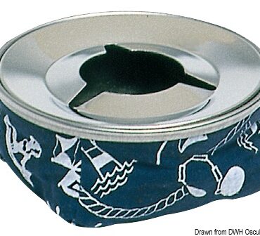 In acciaio inox. Ha il fondo con piombini per ottenere la massima stabilità. Di aspetto molto gradevole e di elegante disegno, con porta sigarette.