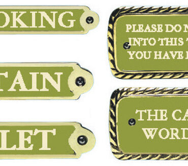 In bronzo, con lettere e bordo satinati e con fondo brunito.