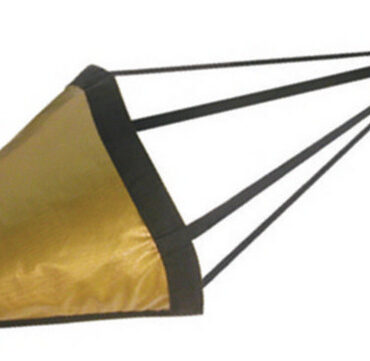 Modello professionale fabbricata con tessuto in nylon a trama larga spalmato in PVC di alta qualità. Bandelle di traino e rinforzo delle boccole in nastro nylon.