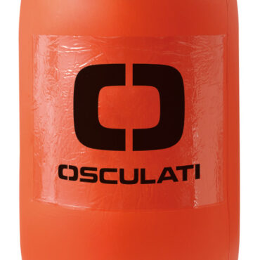 Boa gonfiabile gigante in PVC, di forma cilindrica, studiata per segnalare le virate sui campi di regata. Dotata di valvola di gonfiaggio / sgonfiaggio rapido e di 4 passacavi inferiori per il fissaggio del piombo, che permettono una ripartizione uniforme del peso. Completa di una o due tasche laterali trasparenti per l’inserimento di loghi e/o messaggi pubblicitari. Rete di ancoraggio optional in levilene in cui inserire la boa, nel momento del gonfiaggio, per distribuire al meglio la trazione in acqua.