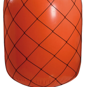 Boa gonfiabile gigante in PVC, di forma cilindrica, studiata per segnalare le virate sui campi di regata. Dotata di valvola di gonfiaggio / sgonfiaggio rapido e di 4 passacavi inferiori per il fissaggio del piombo, che permettono una ripartizione uniforme del peso. Completa di una o due tasche laterali trasparenti per l’inserimento di loghi e/o messaggi pubblicitari. Rete di ancoraggio optional in levilene in cui inserire la boa, nel momento del gonfiaggio, per distribuire al meglio la trazione in acqua.