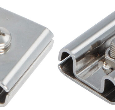 Acciaio inox AISI 316 lucidato. Si possono combinare in serie per contenere più parabordi.