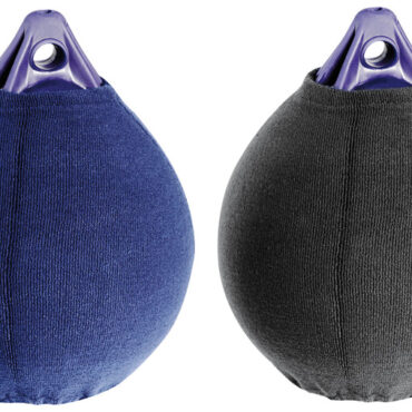 Testa già in misura e fondo regolabile tramite cordino e strozzatore. Realizzati in soffice fibra in poliestere testurizzato ed elasticizzato con speciale tessitura anti-abrasione. Vestono in maniera sartoriale i parabordi, sono resistenti UV e lavabili.