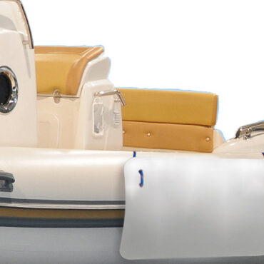 Fabbricati in EVA espanso a cellule chiuse di colore grigio chiaro. Preformati con raggio di 350 mm che permette di usarli su gommoni fino a 12 m. Ideali per proteggere i gommoni nel contatto con moli o banchine.