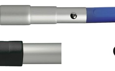 Fabbricato in alluminio anodizzato naturale, con gancio in tecnopolimero bicomponente antisdrucciolo. Bloccaggio rapido in qualsiasi punto tramite rotazione.