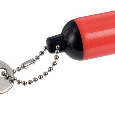 In PVC flessibile, possibilità di personalizzazione con logo del cliente (mimino 300 pz). Misure 28x80 (lunghezza) mm.