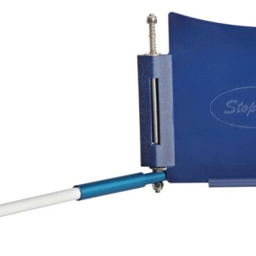 StopGull Air è un dispositivo progettato per impedire a gabbiani ed altri uccelli di appoggiarsi su cabine, hardtop, boma e tendalini. Facilissimo da installare tramite un sistema a baionetta. Può essere ripiegato oppure smontato senza che occupi spazio e proseguire la navigazione.StopGull è studiato per resistere a qualsiasi intensità di vento. Abbina anche un sistema per cui allineando le bandierine nella stessa direzione diventa “neutro” al vento per tenerlo fermo senza doverlo smontare.StopGull può essere montato su qualsiasi superficie piana. Esiste una vasta gamma di accessori per il fissaggio su pulpiti, tendalini etc.