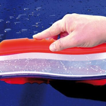 La lama flessibile permette di seguire anche le superfici curve.