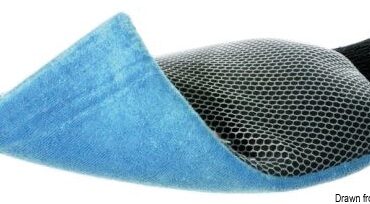 Con microfibra da un lato e spugna dall'alto.