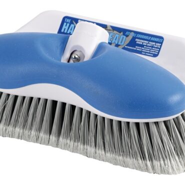 Puo’ essere usato con la mano, oppure con qualsiasi manico a scatto SHURHOLD. Ergonomico, con parabordo incorporato. Adatto sia per la carena che per il ponte.