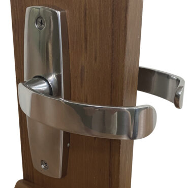 Il nottolino di bloccaggio rimane all’interno della porta fino a che questa arriva in posizione chiusa; il magnete nel riscontro (incluso) richiama il nottolino che ferma la porta.Grazie alla funzione del magnete sono universali per ogni tipo di verso apertura.Per porte spessore 19/38 mm.