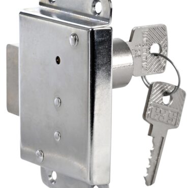 In ottone cromato nella parte esterna a vista tipo YALE con due chiavi. Il meccanismo é realizzato tutto in ottone.
