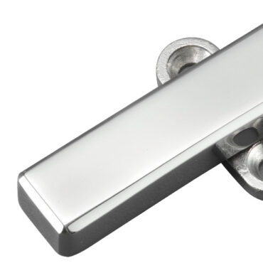 Acciaio inox AISI 316 lucidato a specchio.Evita l'apertura accidentale.In posizione "chiuso" viti invisibili.