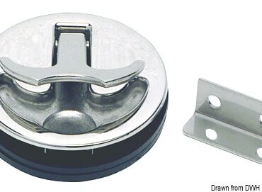 In acciaio inox AISI 316 microfuso e lucidato a specchio. La maniglietta, tramite un blocco a pressione, può rimanere aperta o chiusa.