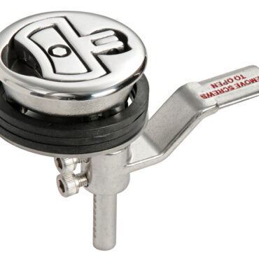 Con sistema a camma eccentrica che, abbassando la maniglietta, trasla verso l’alto la leva interna di fermo, realizzando così una chiusura più sicura, stagna e senza vibrazioni. Allo stesso modo, alzando la maniglietta, la leva interna si alza e libera il portello. Completamente in acciaio inox AISI 316 lucidato a specchio.