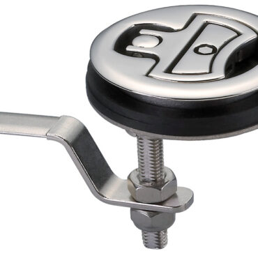 Con sistema a camma eccentrica che, abbassando la maniglietta, trasla verso l’alto la leva interna di fermo, realizzando così una chiusura più sicura, stagna e senza vibrazioni. Allo stesso modo, alzando la maniglietta, la leva interna si alza e libera il portello. Completamente in acciaio inox AISI 316 lucidato a specchio.