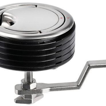 Caratterizzato da una presa particolarmente agevole, racchiude tutte le migliori caratteristiche degli alzapaglioli in un unico modello dall’estetica flush deck.- acciaio inossidabile 316 lucidato a specchio;- estetica flush;- maniglia ergonomica di grandi dimensioni;- rotazione 360°;- maniglia ripiegabile ogni 90°;- indicatore visivo aperto/chiuso;- dado ergonomico per taratura facilitata e che permette l'uscita di emergenza;- innovativo distanziale modulare in plastica per coprire i vari spessori di paratia.