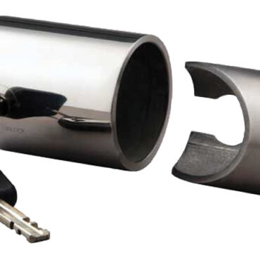 Fabbricato in acciaio inox AISI 316 lucidato a specchio. Si applica ad uno dei bulloni di fissaggio del motore fuoribordo. Costruzione extra-strong per una maggiore protezione. Stagno. Universale per ogni motore.