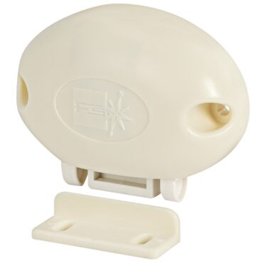 Per chiudere si preme il pulsante che resta a filo, per aprire si ripreme il pulsante che esce sbloccando le antine e costituendo nello stesso tempo un pomello di presa. Montaggio dello scrocco con 2 viti e della ghiera dall’esterno con un foro Ø 26 mm. Corpo scrocco in nylon, molle inox.