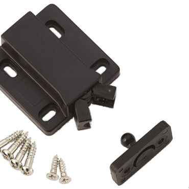 Corpo in ABS. Per antine senza pomoli o maniglie.Non magnetico.Corsa di rilascio dello scrocco di circa 1,5 mm.