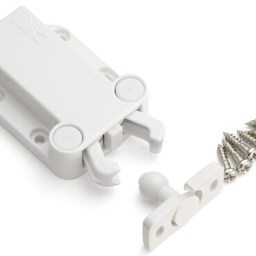 Corpo in ABS. Per antine senza pomoli o maniglie.Scontro flottante per facilità di allineamento.Non magnetico.Corsa di rilascio dello scrocco di circa 3 mm.