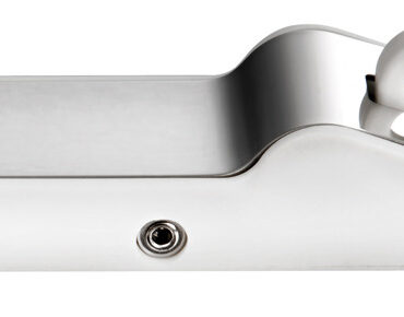 Con chiusura a leva eccentrica. In termogomma elastica con frontale in acciaio inox lucidato a specchio. Escursione elastica 6 mm.