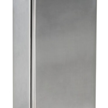 Mantiene il meccanismo di funzionamento racchiuso all'interno del guscio principale, così da presentare un'estetica impeccabile. Presenta un sistema elastico intermedio che permette di avere una tensione di scatto sempre fruibile e piacevole, in grado di compensare anche eventuali variazioni che si possono verificare in corso d'opera. È realizzata interamente in acciaio inox AISI 316 con finitura lucida a specchio per la parte esterna e brillantata per la parte interna.Per il fissaggio della chiusura sono richieste:- 2 viti M4 testa svasata per la basetta,- 2 viti M5 testa bombata per il dente di aggancio.