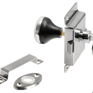 In ottone cromato con applicazione esterna, completa di maniglia con pomolo ed anello abbattibile, mostrina ovale a doppio riscontro, sia esterno che a parete.