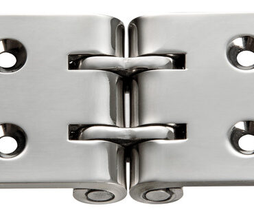 In acciaio Inox AISI 316L lucidata a specchio. Applicabile sul bordo tavolo (spessore min. 19mm).Progettata e realizzata per aver il minor gioco possibile ed ottenere una ribaltina stabile ferma.