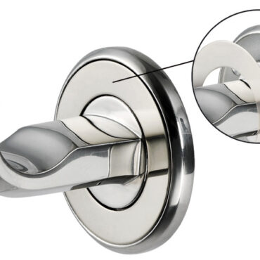 In acciaio inox AISI 316 lucidato a specchio. Le viti vengono mascherate da una ghiera, sempre inox AISI 316 lucido, autoadesiva.