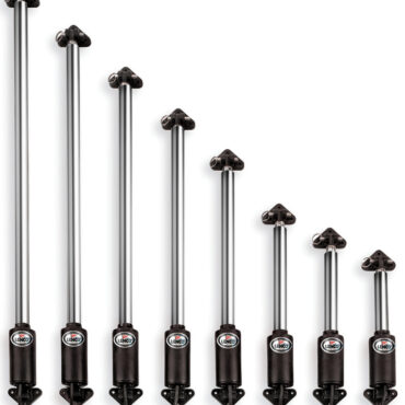 Attuatore lineare garantisce 225 kg di spinta.Cavo da 60 cm e terminale Deutsch plug.Cavi di prolunga disponibili (51.259.xx).Spina di sgancio rapido in acciaio inox.Può lavorare in coppia (usando l’interruttore 38.376.02).Totalmente inossidabile in tutte le sue parti.Sistema di frizione che gli permette di non bruciarsi a fine corsa (estensione e chiusura).Consumo 10 A (12 V) 5 A (24 V).