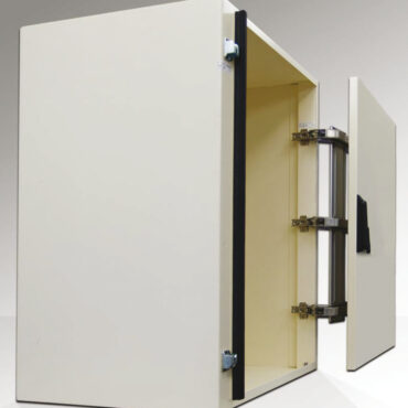 Cerniera MonoFlat LIN-X450 con meccanismo a rotazione laterale.Consente di ruotare lateralmente gli sportelli in un raggio ridotto, ideale per applicazioni con limitato spazio anteriore (quadri elettrici nei corridoi).L'anta non crea ostacoli quando è completamente aperta, dando pieno accesso all'armadio.Rotazione libera e chiusura ammortizzata Soft Close. Semplice installazione, regolabile a 4 vie.