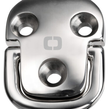 Pad eyes squadrati lucidati a specchio, anello “full forge” forgiato per garantire la massima resistenza meccanica. Completo di gomma antivibrante. Confezionato in scatola espositiva riciclabile con dichiarazione di carico di rottura. Foratura con lo stesso interasse di Wichard di pari dimensioni.