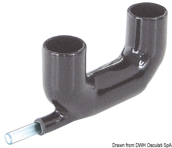 In PVC nero flessibile. Permette di drenare l'acqua che filtra dalle bitte in sentina.