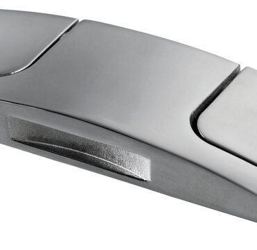 Linea moderna, aerodinamica, di design. Molto robusta, ma di profilo molto basso.Acciaio inox AISI 316 lucidato a specchio. Modello brevettato US M617040.