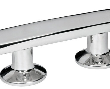 In acciaio inox AISI 316 lucidato a specchio. Fissaggio con 2 prigionieri.