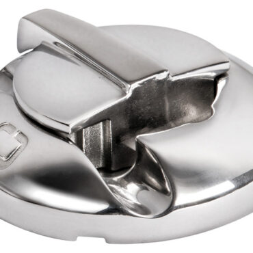 Innovativo accessorio di coperta per il rapido attacco dei parabordi e bloccaggio cime.Realizzato in acciaio inox AISI 316 lucidato a specchio, design compatto e sistema di bloccaggio immediato.Studiato per cime da Ø 6 a 10 mm. Montaggio con viti M5, testa svasata.
