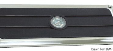 In acciaio inox AISI 316 lucidato a specchio, inserto in plastica morbida nera, con illuminazione tramite LED BIANCO annegato al centro della plastica.