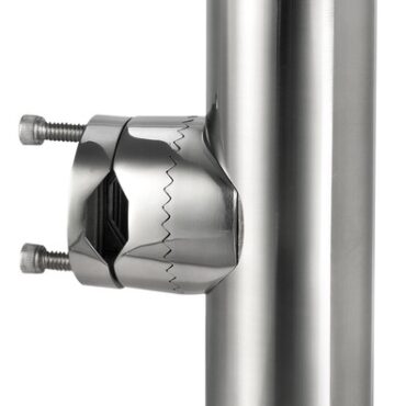 Orientabile a 360° sia orizzontalmente che verticalmente. Boccola interna in PVC per proteggere la canna. In acciaio inox AISI 316 lucidato a specchio. Fondo cieco con scarico acqua e bordi arrotondati.