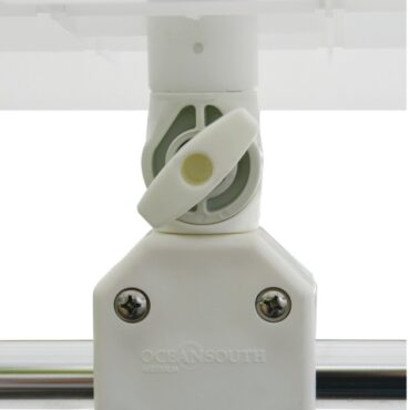 Fabbricato in polietilene con supporto in alluminio regolabile e boccola conica.